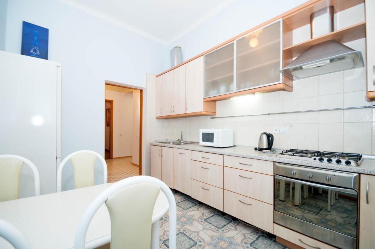 Apartments In The Center On Shota Rustaveli Kiev Esterno foto